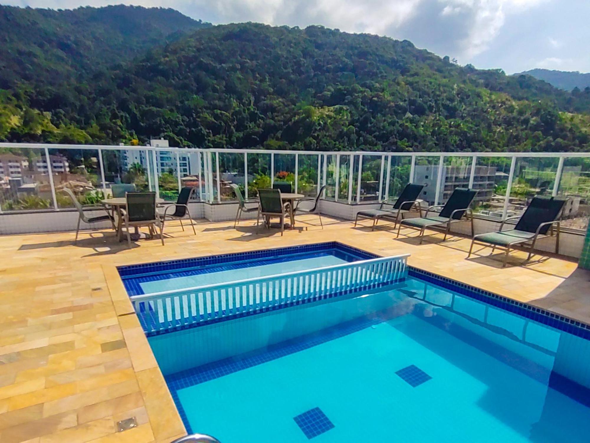 Apartment Vista Apartments: Beachside Retreat With Rooftop Pool